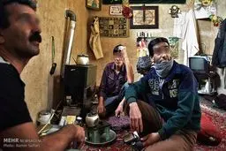 مامورانی که سر بساط معتادان رسیدند!/عکس