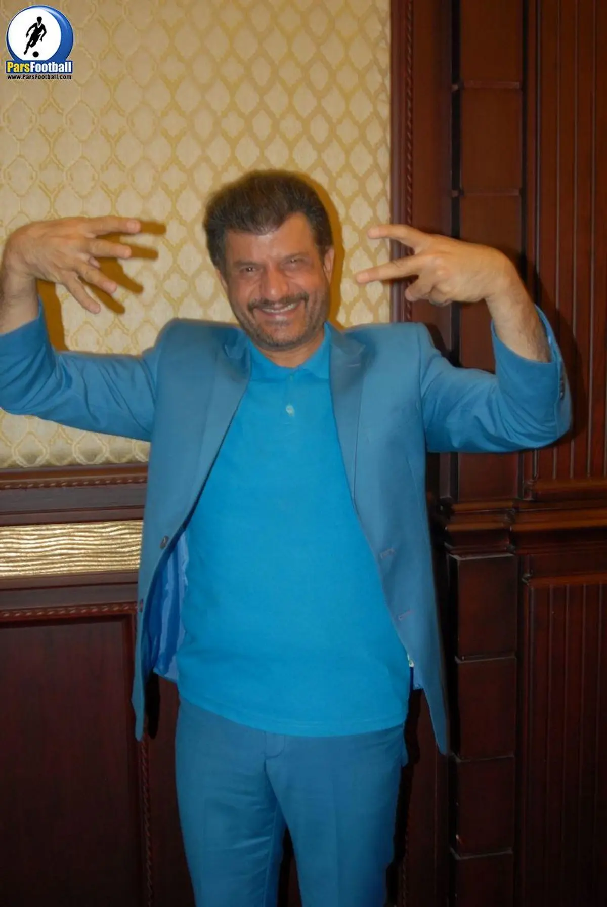 کری‌خوانی مجری پرسپولیسی برای آبی‌ها/ عکس