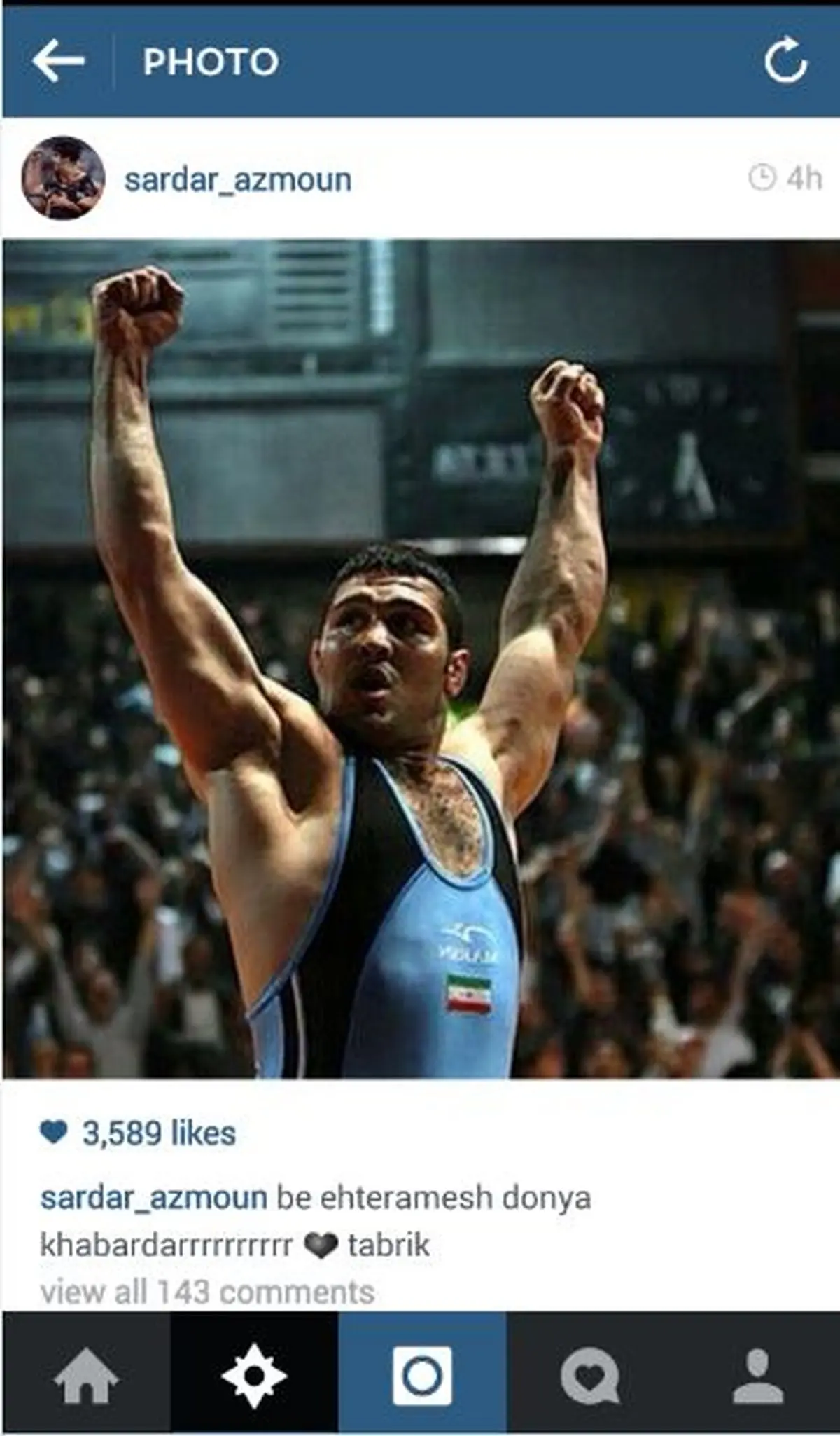 تقدير سردار آزمون از قهرمان کشتي (عکس)