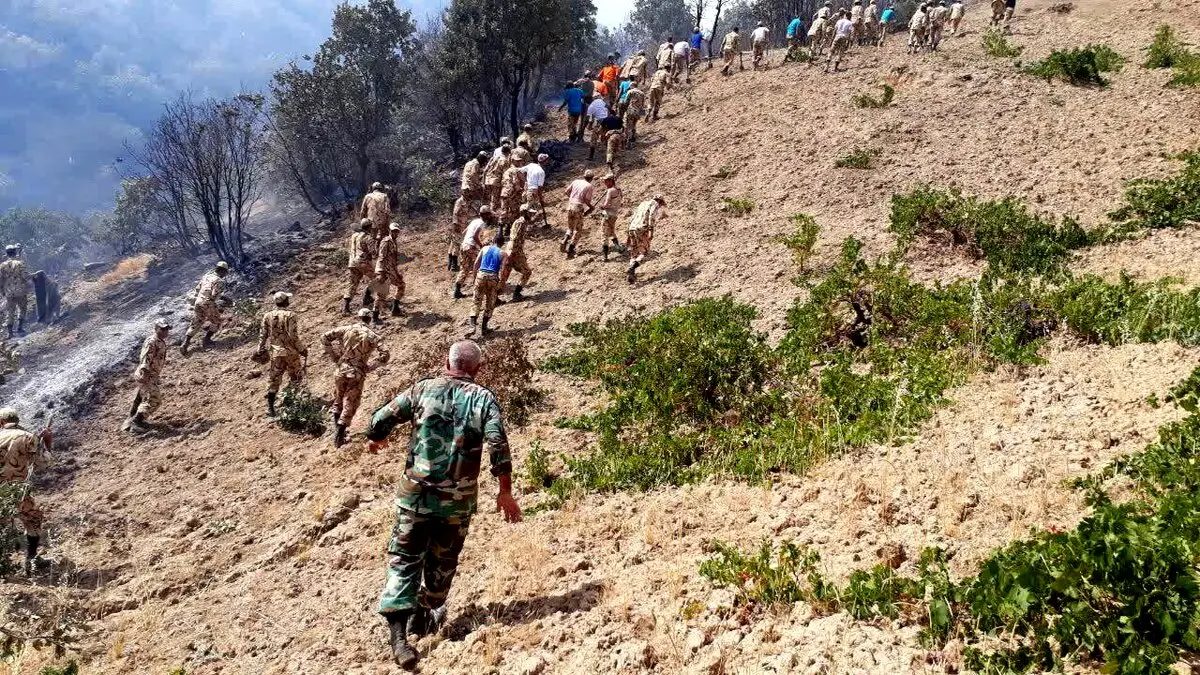 آتش سوزی جنگل‌های مریوان با حضور کارکنان تیپ ۳۲۸ مهار شد+تصاویر