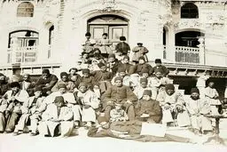 ناصرالدین شاه در عمارت / عکس