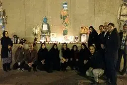 روشن کردن شمع مقابل پلاسکو در اولین سالگرد شهادت آتش‌نشانان