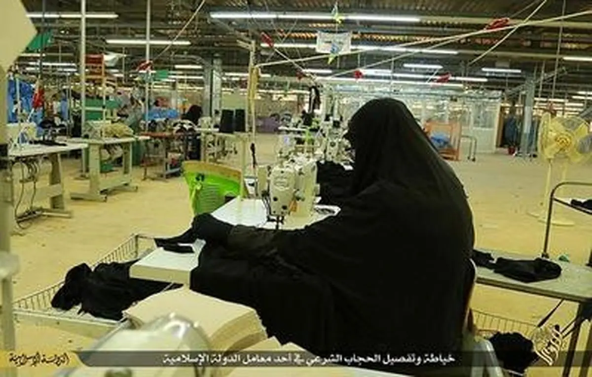 افتتاح کارخانه تولید چادر سیاه داعش/تصاویر
