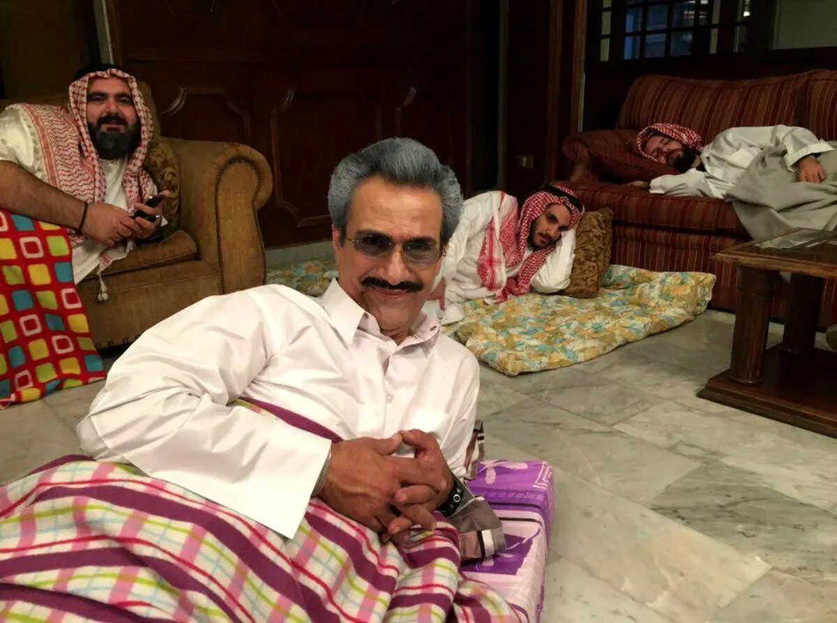 عکسی کاریکاتوری از ولید بن طلال شاهزاده سعودی در بازداشت