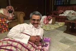 عکسی کاریکاتوری از ولید بن طلال شاهزاده سعودی در بازداشت