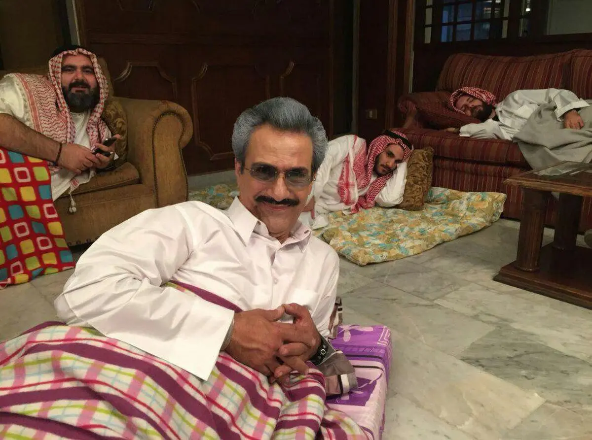 عکسی کاریکاتوری از ولید بن طلال شاهزاده سعودی در بازداشت