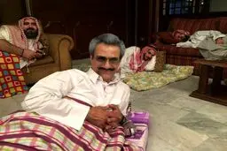 عکسی کاریکاتوری از ولید بن طلال شاهزاده سعودی در بازداشت