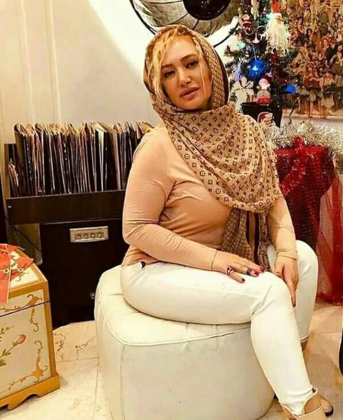 عکس خصوصی صبا کمالی با لباس راحتی در منزل