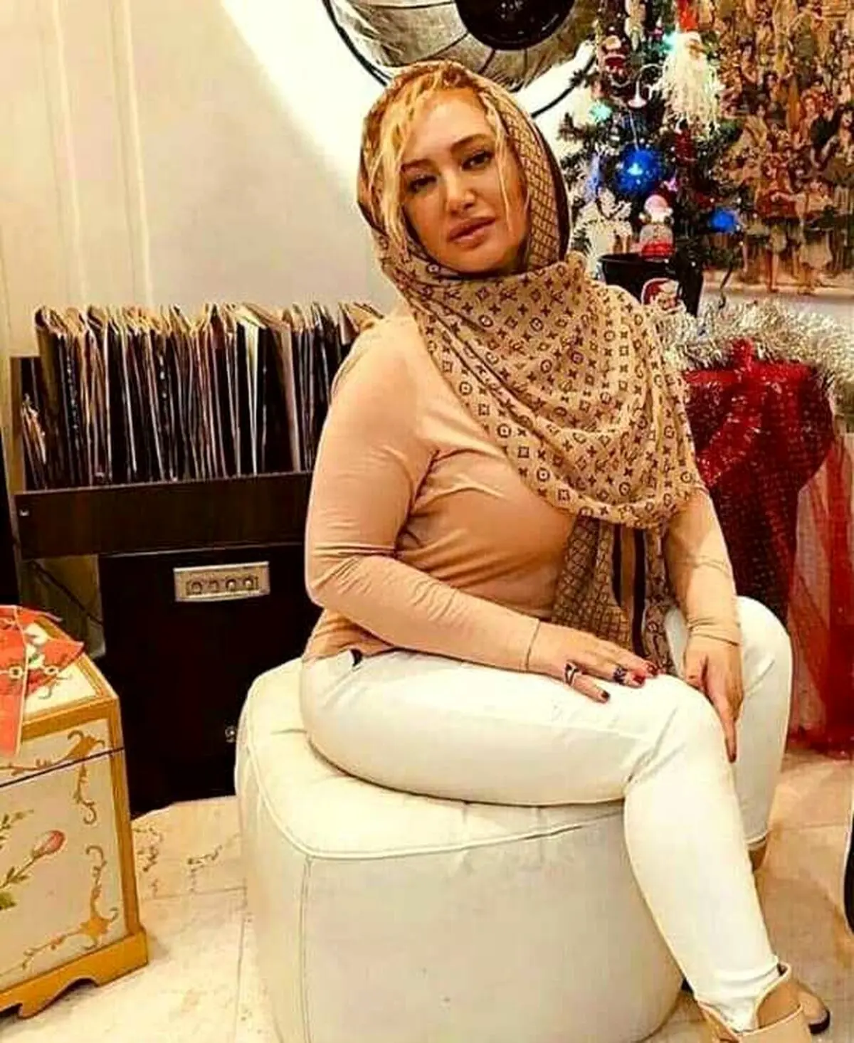 عکس خصوصی صبا کمالی با لباس راحتی در منزل