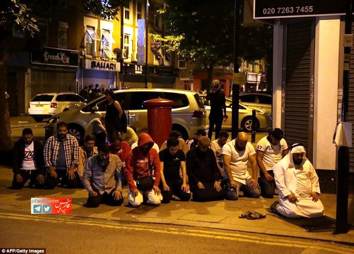 نمازجماعت مسلمانان لندن در محل حادثه تروریستی/عکس