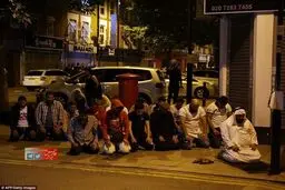 نمازجماعت مسلمانان لندن در محل حادثه تروریستی/عکس