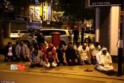 نمازجماعت مسلمانان لندن در محل حادثه تروریستی/عکس