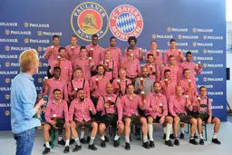 نه بازیکنان مسلمان بایرن میونیخ به مشروبات الکل +عکس