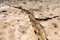 تصویری از شکاف زمین در مرکز زلزله غرب کشور