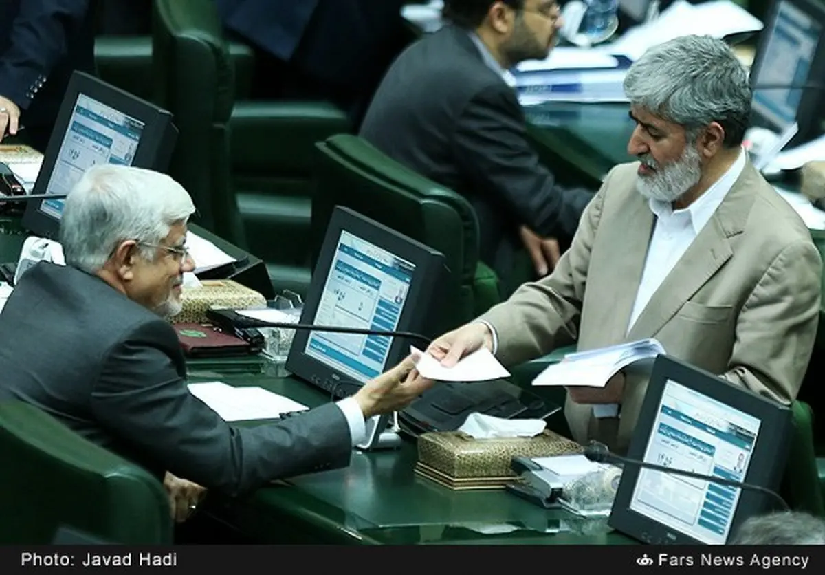 ‫گپ عارف و مطهری در مجلس/ عکس‬‎