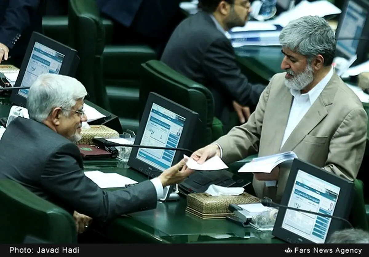 ‫گپ عارف و مطهری در مجلس/ عکس‬‎