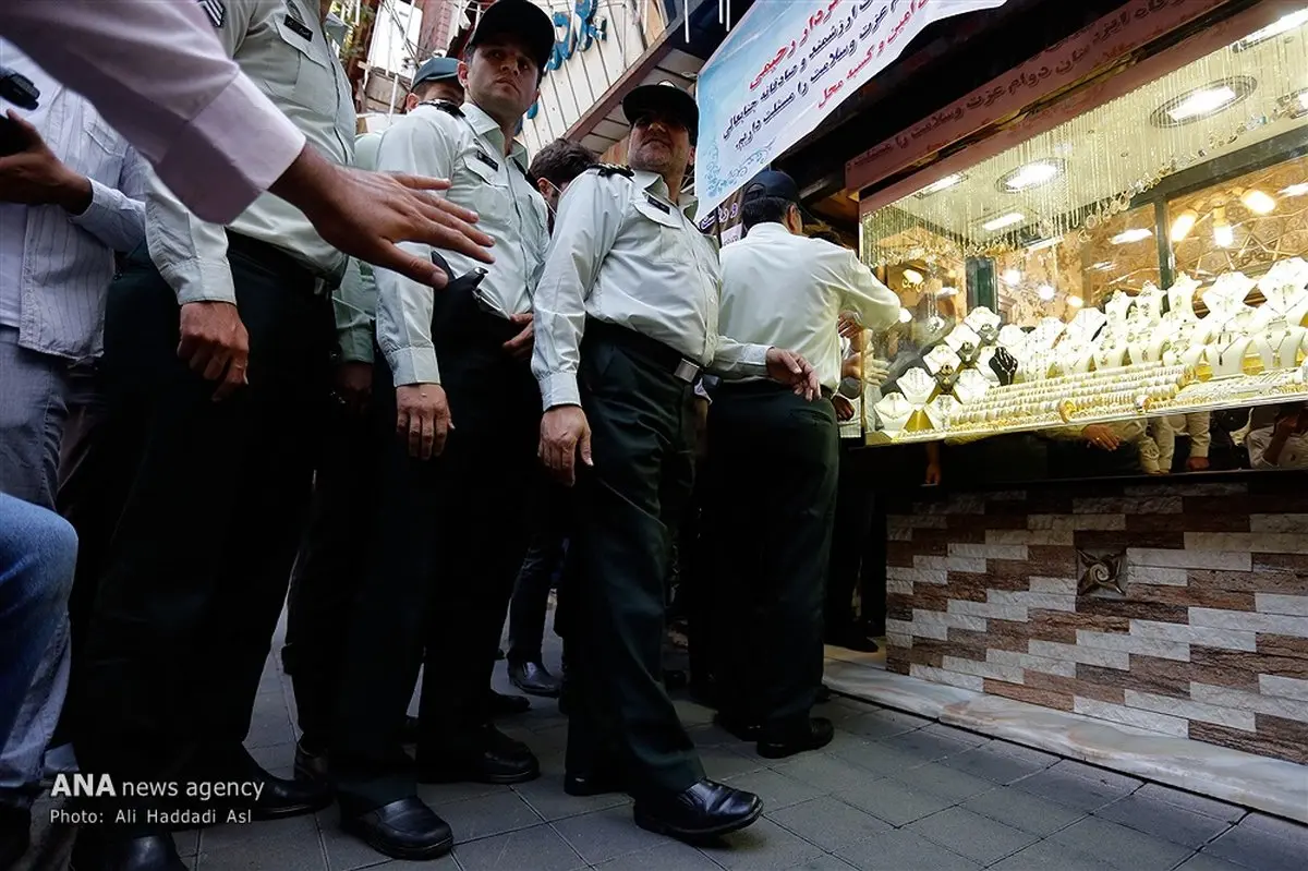 تصاویری از بازسازی صحنه سرقت مسلحانه از طلا فروشی
