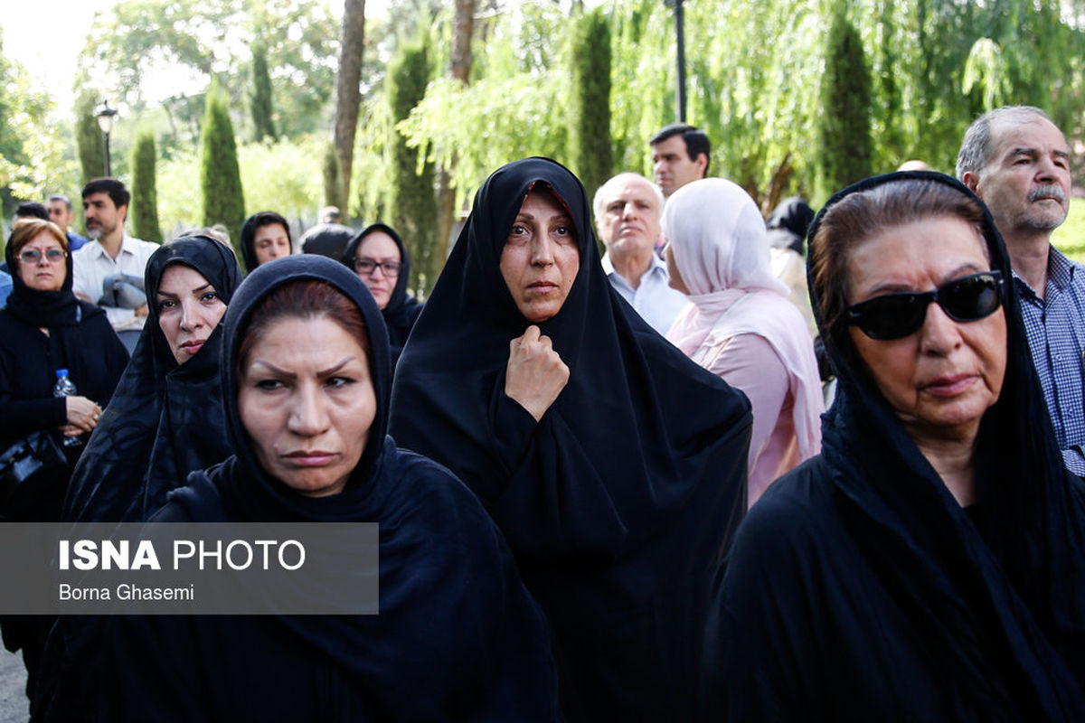 فاطمه هاشمی‌رفسنجانی در تشییع پیکر مرحومه مهدیه الهی قمشه‌ای/عکس