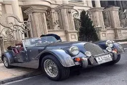 خودروی‌خاص کنار خانه‌خاص /عکس