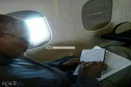 حاج قاسم سلیمانی در حال مطالعه‌ کتابی از گابریل گارسیا مارکز/ عکس