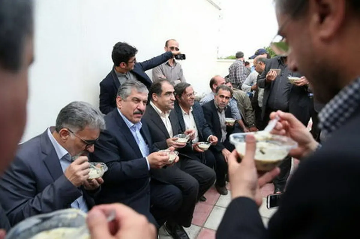 پیرمردی که میهمان خودروی آقای وزیر شد+ عکس