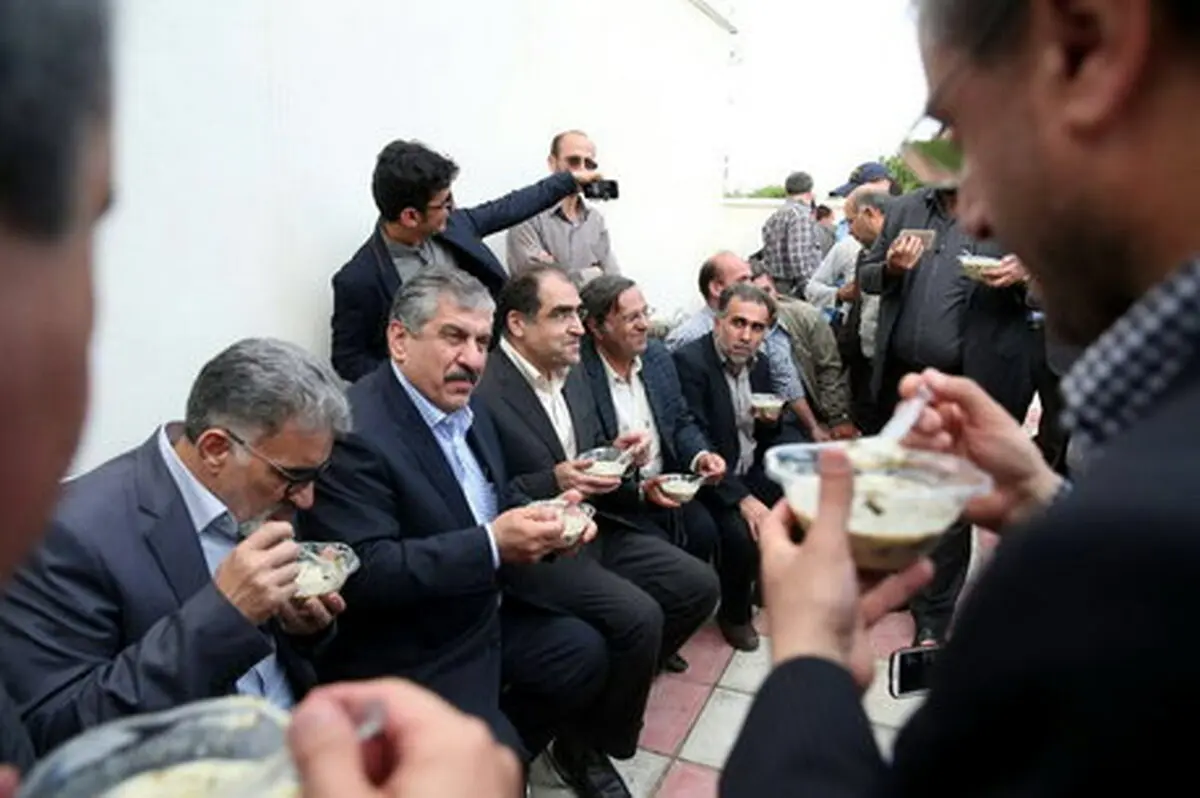 پیرمردی که میهمان خودروی آقای وزیر شد+ عکس