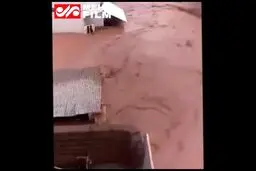 ببینید: ویدئو دیده نشده از سیلاب پلدختر بر فراز پشت‌بام‌ها