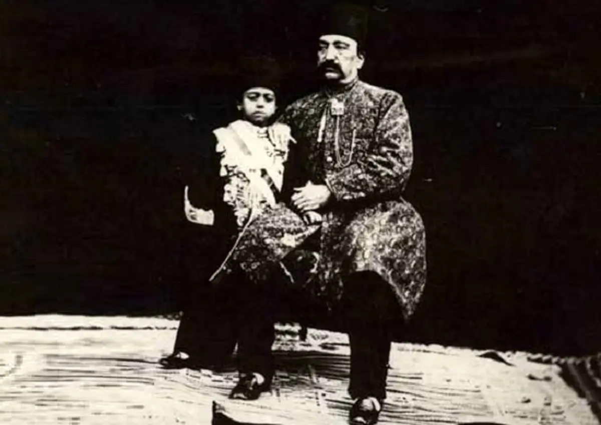 عکس / ملیجک دربار در کنار ناصرالدین شاه