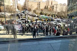 تجمع سهامداران معترض مقابل ساختمان سازمان بورس + عکس