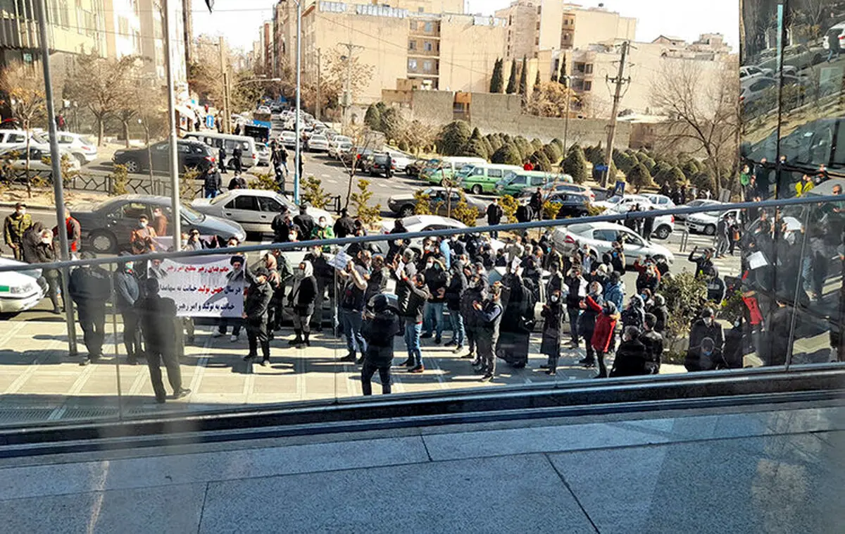 تجمع سهامداران معترض مقابل ساختمان سازمان بورس + عکس