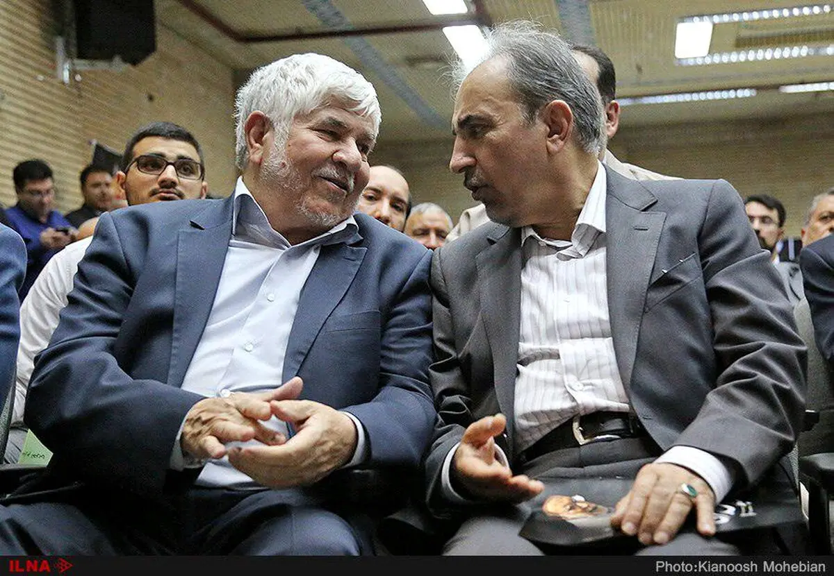 عکس / حرف های درگوشی شهردار تهران و محمد هاشمی