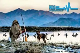 عکس روز نشنال جئوگرافی؛ یک شکارچی مرغابی منتظر طلوع خورشید در پاکستان