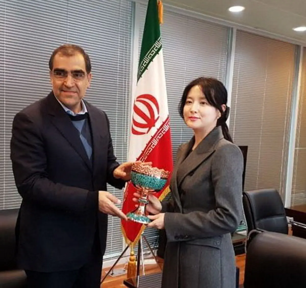 عکسی از وزیر بهداشت در کنار یانگوم