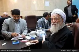 آیت‌الله موحدی کرمانی در محل ثبت نام داوطلبان خبرگان/تصاویر