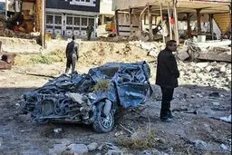 خودروى بيرون كشيده شده از زير آوار در روستاى سرپل ذهاب/عکس