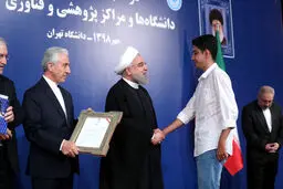 تصاویر /  خوش و بش رئیس‌جمهور با دانشجویان در دانشگاه تهران