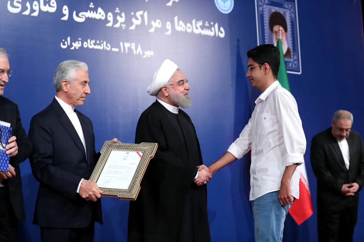 تصاویر /  خوش و بش رئیس‌جمهور با دانشجویان در دانشگاه تهران