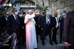 اولین عکس منتشر شده از پاپ در منزل آيت الله سيستانى
