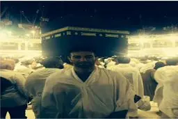 عمران زاده در کنار خانه خدا/ عکس