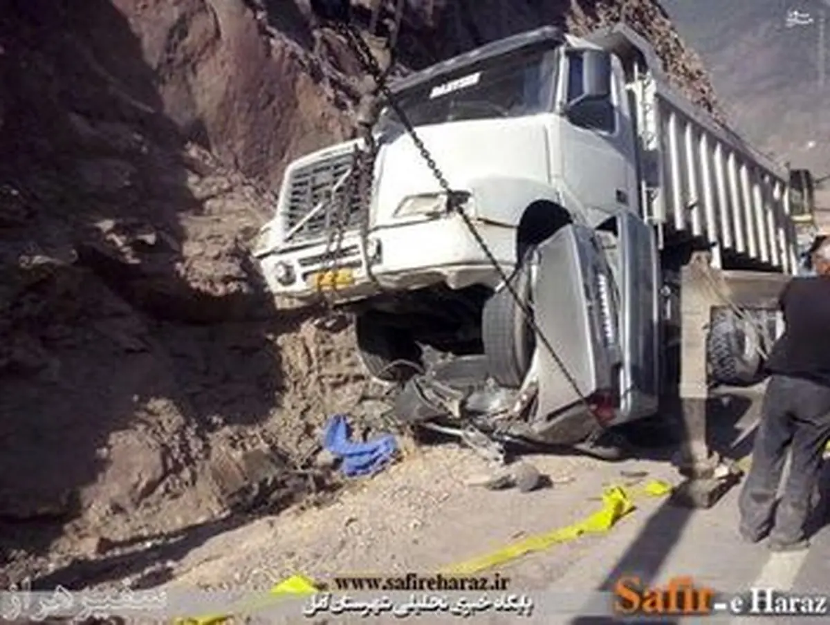 له شدن پژو پارس زیر چرخ های کامیون/تصاویر