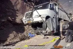 له شدن پژو پارس زیر چرخ های کامیون/تصاویر