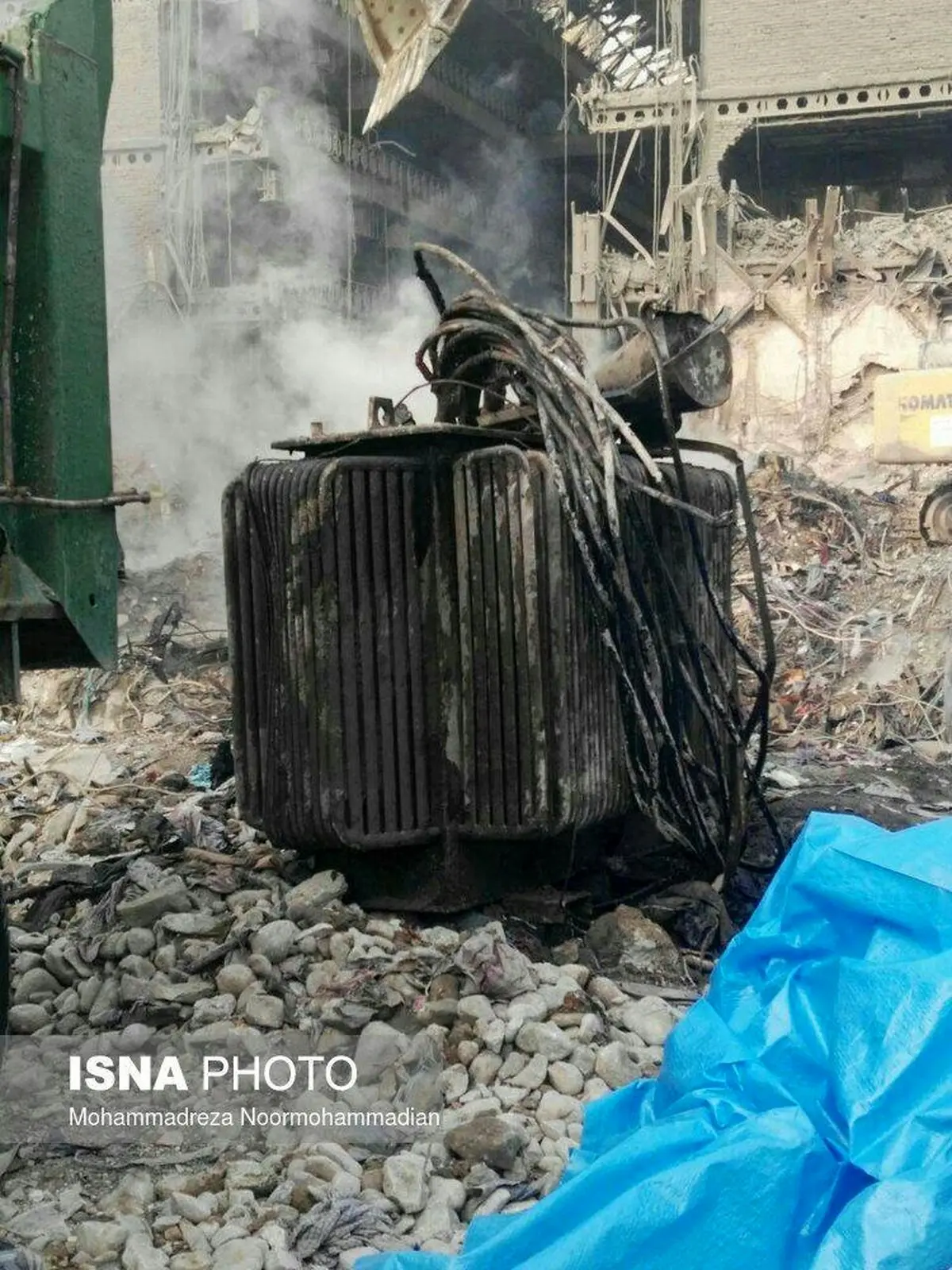 عکس / کشف ترانس برق ساختمان پلاسکو از زیر آوار