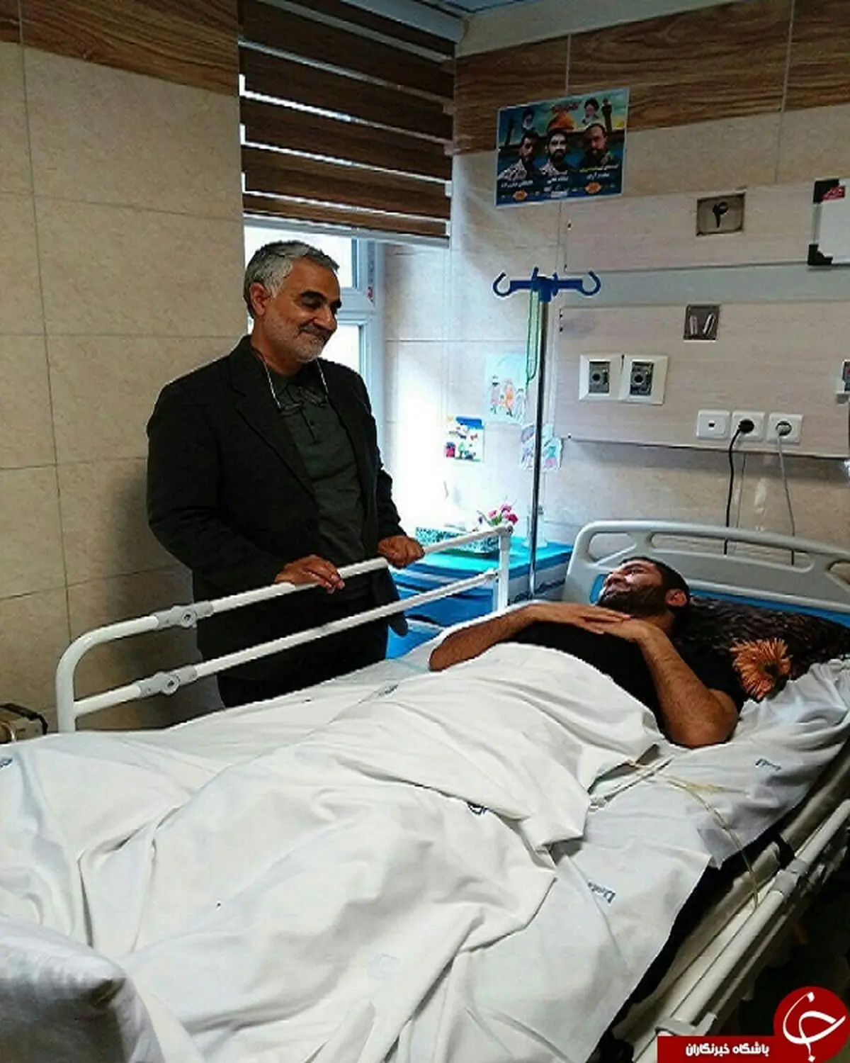 سردار سلیمانی بر بالین یک جانباز /عکس