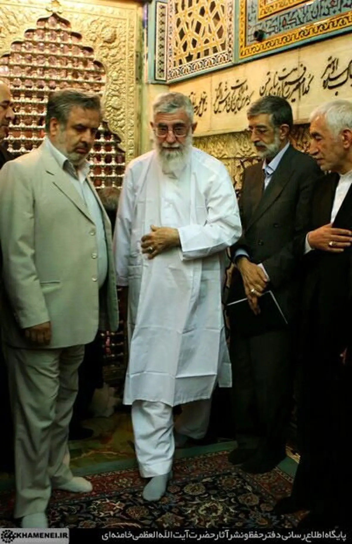 عکسی از رهبر انقلاب در حال زیارت حرم امام رضا(ع)