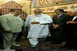 عکسی از رهبر انقلاب در حال زیارت حرم امام رضا(ع)