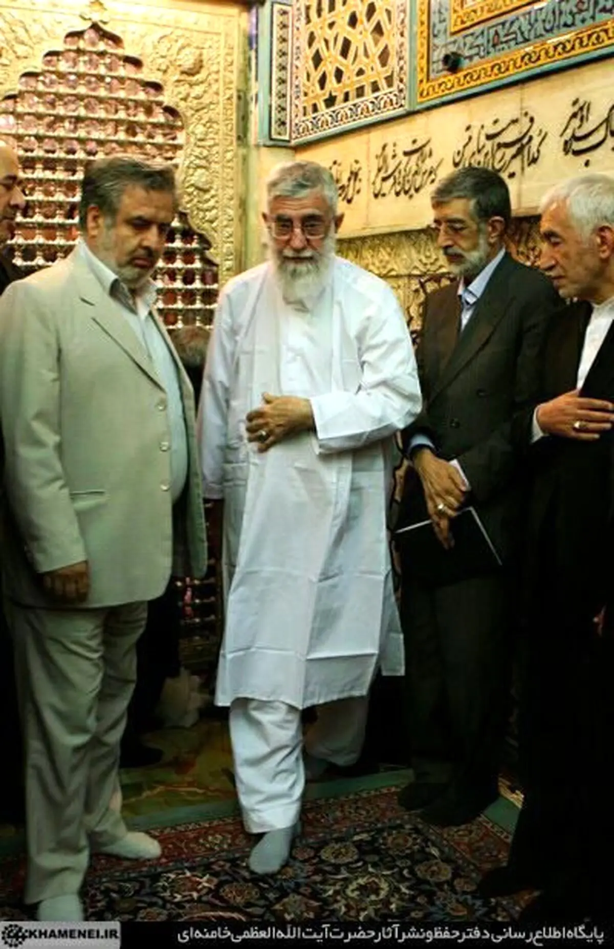 عکسی از رهبر انقلاب در حال زیارت حرم امام رضا(ع)