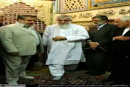 عکسی از رهبر انقلاب در حال زیارت حرم امام رضا(ع)
