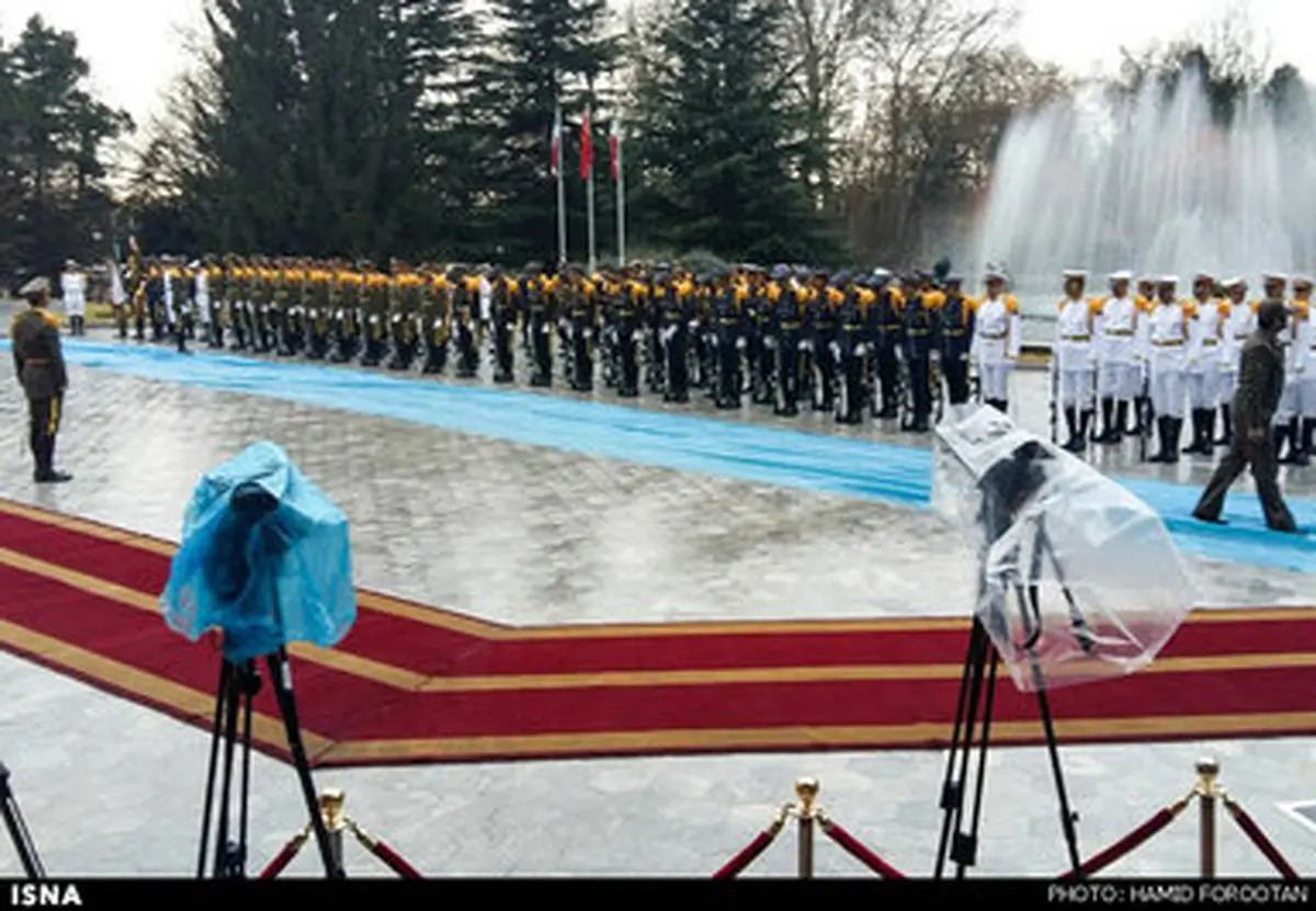 مراسم استقبال از رییس‌جمهور چین در هوای بارانی/ تصاویر