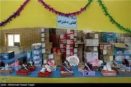 توزیع هدایای مقام معظم رهبری به دانش‌آموزان محروم/ تصاویر