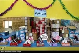 توزیع هدایای مقام معظم رهبری به دانش‌آموزان محروم/ تصاویر